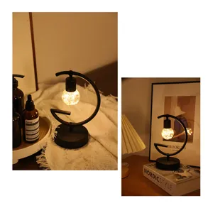 Detail van de minimalistische G-vormige metalen tafellamp, warme lamp voor gezellige verlichting.