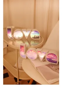 Gedetailleerde opname van romantische LED LOVE letterlamp met sterrenhemelpatroon.