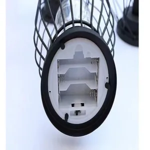 Vista inferiore dettagliata della lampada notturna LED in ferro retrò con scomparto batterie.