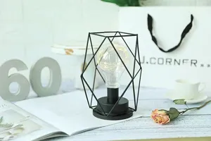 Detailopname van geometrische draadtafellamp met warme LED-lichtjes voor gezelligheid.