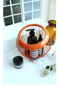 Cesto di frutta in filo metallico arancione stile nordico per soggiorno e tavolino.