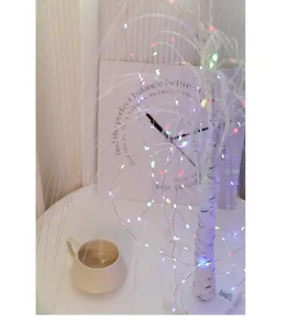 Detailansicht der leuchtenden LED-Glasfaserbaumlampe für eine gemütliche Schlafzimmeratmosphäre.