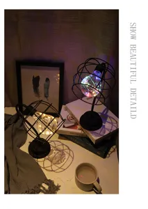 Gedetailleerd overzicht van vintage industriële draadmand LED bureaulamp, warme lampjes.