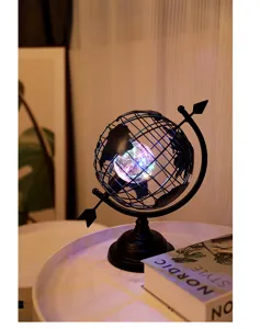 LED wereldbol decoratieve lamp detailweergave, moderne zwarte metalen bureau nachtlamp.