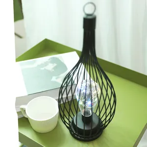 Moderne schwarze Eisen geometrische hohle LED Laterne Tischlampe für gemütliche Heimdeko.