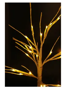 Nahaufnahme der warmen LED Birkenzweig Lampe, perfekt für gemütliche Schlafzimmer Dekoration.