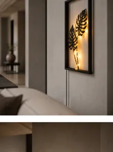 Dettaglio di decorazione murale in metallo a foglie con luci calde nel soggiorno moderno.