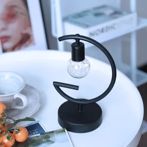 Moderne G-vormige decoratieve tafellamp met hangende lichtenlamp voor gezellige slaapkamer decor.