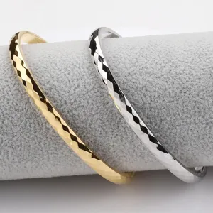 Bracelets joncs métalliques facettés dorés et argentés, design ouvert étincelant.