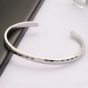Bracelet manchette ouvert élégant en métal avec design à facettes géométriques pour hommes
