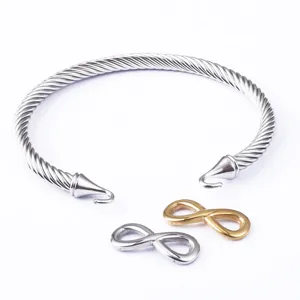 Détail de bracelet jonc torsadé en acier inoxydable avec charmes infini pour femmes.