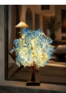 Close-up van de blauwe bloemige LED-boomlamp, met sfeervolle warme verlichting zichtbaar.