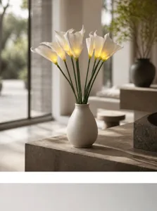 Lampe de table LED fleur de Calla artificielle en vase céramique, déco chaleureuse.