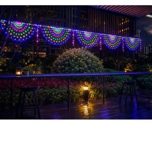 Waterdichte LED pauw lichtenketting voor tuinterras decoratie en feestelijke sfeerverlichting.