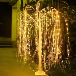 Nahaufnahme der warmen LED Weidenbaum Lampe, leuchtende dekorative Feiertagsbeleuchtung.