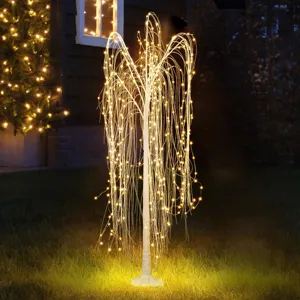 Outdoor LED Trauerweide Lichterbaum Detail, warm leuchtende Zweiglichter für Feiertage.