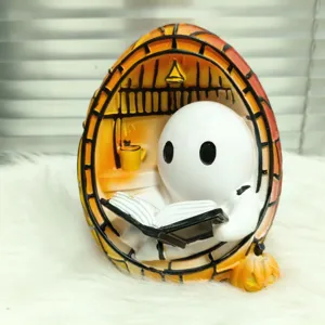 Dettaglio ravvicinato di fantasma di Halloween che legge in vasca di resina arancione ornamento.