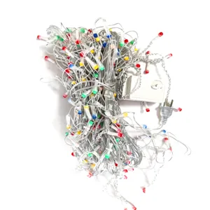 Kleurrijke LED-lichtketting met bedieningskast en stekker voor feestelijke decoratie.