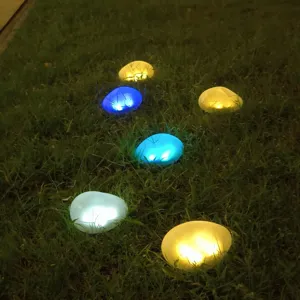 Buiten zonne-steen licht gloeiend op gazon tuin landschap decoratie detail weergave nacht