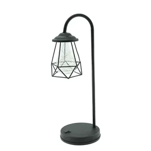 Retro zwarte LED tafellamp met geometrische metalen kap voor moderne kamerdecoratie.