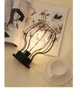 Vintage draad LED tafellamp met lichtjes, retro industriële decoratie verlichting.