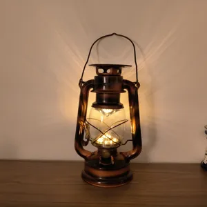 Antike Solar LED Campinglaterne im Retrostil, Handliche Outdoor Sturmlampe fuer Garten.