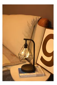 Gedetailleerd overzicht van creatieve LED tafellamp in warme slaapkamer met gezellige verlichting.