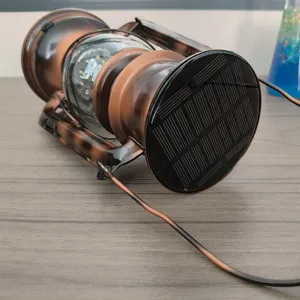 Vintage Solar Campinglaterne Detailansicht, tragbare Outdoor LED Leuchte mit Solarpanel Basis.