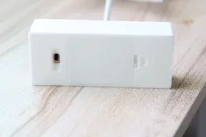 Gedetailleerd close-upoverzicht van de witte kunststof LED-lichtketting batterijbox met schakelaar.