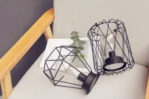 Minimalistisch draad ijzer LED nachtlampje detail, geometrisch metalen frame, USB oplaadbare lamp.