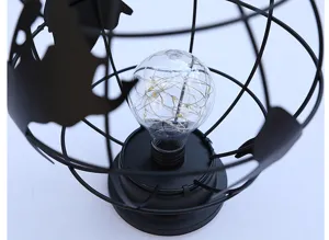 Detailweergave van de zwarte ijzeren globelamp met een gloeiende LED-draadlamp erin.