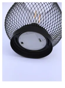 Gedetailleerde close-up van het batterijvak en de basis van deze zwarte metalen draad LED lamp.