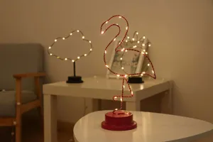 Vista detallada de lámpara de mesa LED flamenco rosa, luz decorativa de alambre para habitación.