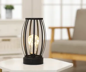 Gedetailleerde close-up van de Noorse ijzeren tafellamp met warme LED koperdraadlamp.