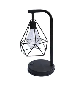 Gedetailleerde close-up van moderne zwarte ijzeren geometrische bureaulamp met LED.