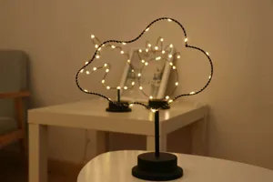 Lámpara de escritorio minimalista de arte en hierro LED forma de nube luz.