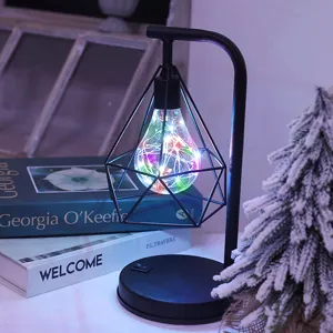 LED ijzeren bureaulamp met geometrisch metalen frame en kleurrijke lichtjes voor slaapkamer.