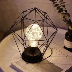 Minimalistische ijzeren geometrische bureaulamp, USB oplaadbaar LED nachtlampje voor decor.