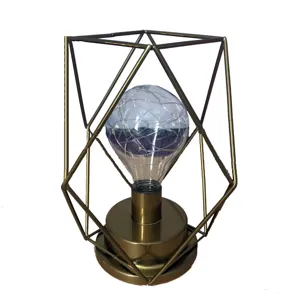 Geometrische ijzeren tafellamp met LED-snoerverlichting, moderne minimalistische decoratie.