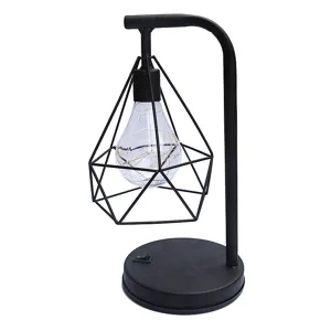 Moderne industriële ijzeren tafellamp met geometrische kap en decoratieve LED-gloeilamp.