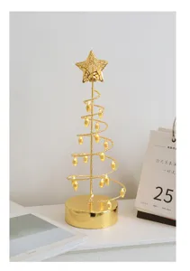 Goldene LED Weihnachtsbaum Tischlampe, kreative Nachttischlampe, schöne Urlaubsdekoration.