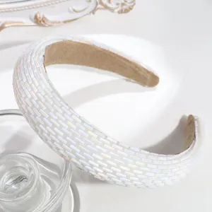 Cerchietto largo e chic in perle e spugna, elegante accessorio per capelli intrecciato da donna.