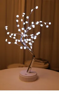 LED decoratief boomlicht met witte bloesembloemen en zilveren takken voor de slaapkamer.