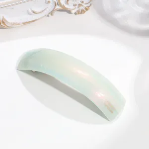 Elegante molletta per capelli ricurva, fermaglio a molla verde chiaro minimalista.