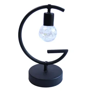 Moderne zwarte metalen G-vormige bureaulamp met LED-snoerverlichting voor gezellige slaapkamer