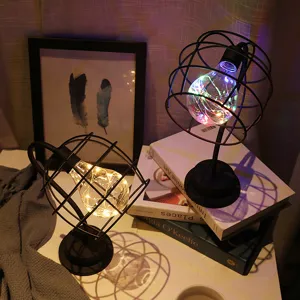 Industriële retro draadmand LED tafellamp, decoratieve bureaulamp met mooie warme lichtjes.