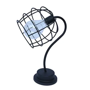 Vintage industriële stijl metalen draadmand bureaulamp met LED lamp voor kamerinrichting.