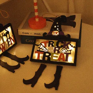 Halloween feest decoratieve hangende LED lamp met heksenhoed enTrick or Treat bordje.