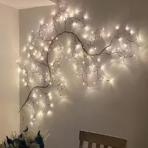 Gedetailleerd overzicht van de wandmontage LED takverlichting met warme lampjes voor sfeer.