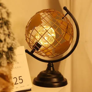 Creatieve metalen wereldbol LED nachtlamp bureaulamp voor kantoor decoratie en gezellige verlichting.